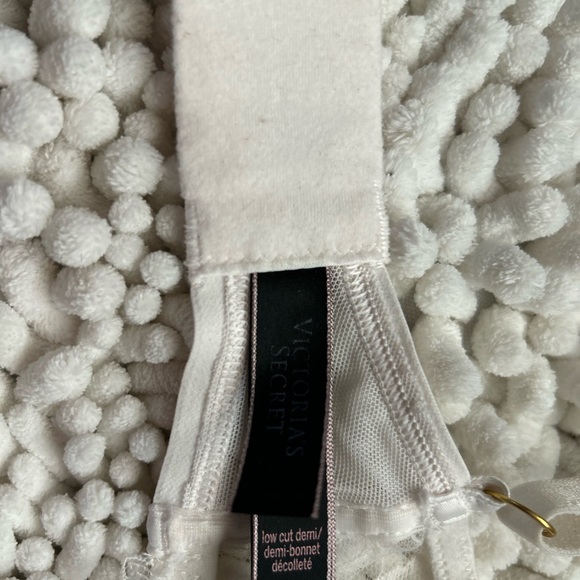 Victoria's Secret Lace Bra in Cream - Picture 6 of 12